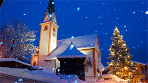 Alpbacher Kirche zum St. Oswald in weihnachtlicher Abendstimmung